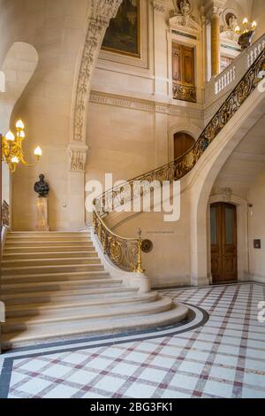 Escalier de marbre dans la section Richelieu du musée du Louvre, Paris, France Banque D'Images