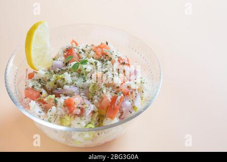 Salade orientale traditionnelle Tabbouleh dans un bol Banque D'Images