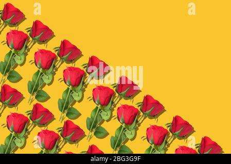 Motif roses sur fond jaune Banque D'Images