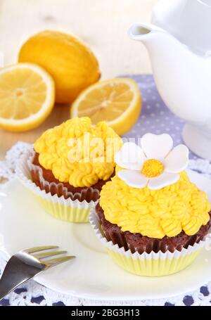 De beaux cupcakes au citron sur la table à manger près Banque D'Images