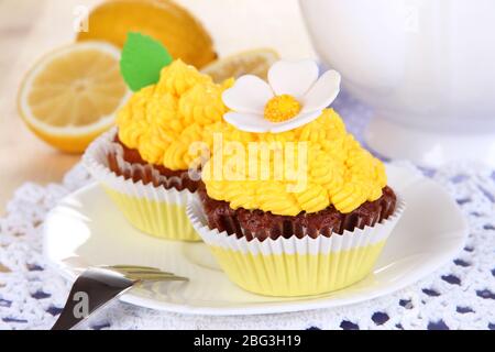 De beaux cupcakes au citron sur la table à manger près Banque D'Images