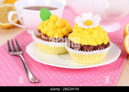 De beaux cupcakes au citron sur la table à manger près Banque D'Images