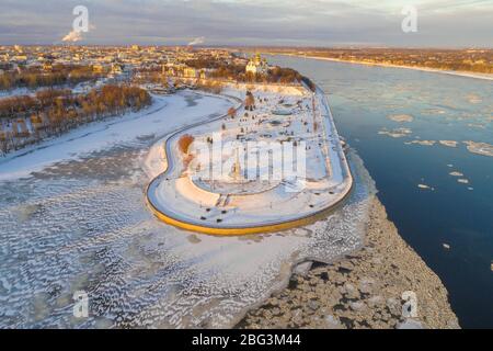 Au-dessus de Yaroslavl Strelka (parc sur Strelka) en janvier soir. Yaroslavl, anneau d'or de Russie Banque D'Images