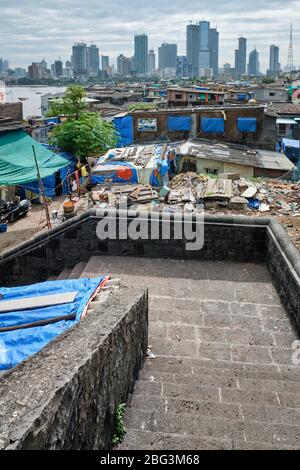 Vue sur les gratte-ciel de Mumbai sur les bidonvilles de la banlieue de Bandra Banque D'Images