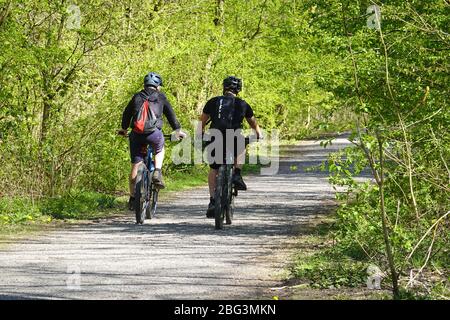 Deux cyclistes sur le sentier Sett Valley Banque D'Images