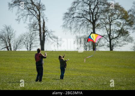 Bishopbriggs, Glasgow, Royaume-Uni. 20 avril 2020. Photo: Rachel et Scott utilisent leur temps d'exercice alloué et profiter d'une belle journée ensoleillée et venteuse pour voler leur cerf-volant. Un ciel bleu et un champ vert font un cadre parfait pour le vol en cerf-volant. Crédit : Colin Fisher/Alay Live News Banque D'Images