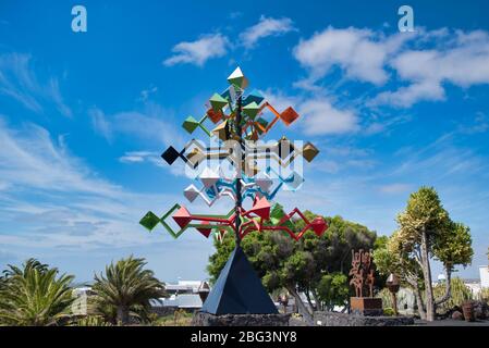 Lanzarote / Espagne - 15 mai 2016 : une sculpture colorée, Fondation César Manrique, îles Canaries. Le bateau de croisière voyage. Banque D'Images