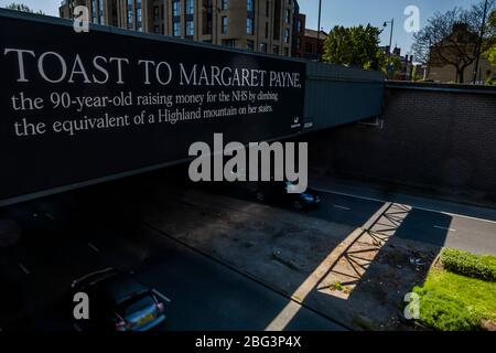 Londres, Royaume-Uni. 20 avril 2020. Un hoarding publicitaire soulève un toast à Margaret payne, une jeune fille de 90 ans, augmentant de l'argent pour le teh NHS en «grimpant» une montagne écossaise sur ses escaliers à la maison. Crédit: Guy Bell/Alay Live News Banque D'Images