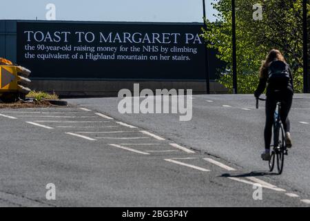 Londres, Royaume-Uni. 20 avril 2020. Un hoarding publicitaire soulève un toast à Margaret payne, une jeune fille de 90 ans, augmentant de l'argent pour le teh NHS en «grimpant» une montagne écossaise sur ses escaliers à la maison. Crédit: Guy Bell/Alay Live News Banque D'Images