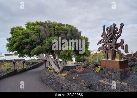 Lanzarote / Espagne - 15 mai 2016: Un jardin construit à partir de pierres de lave noires remplies de plantes vertes et une sculpture inhabituelle à Cesar Manrique Foundati Banque D'Images