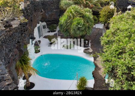 Lanzarote / Espagne - 15 mai 2016: Piscine turquoise entourée de verdure, pierres de lave et murs blanchis à la chaux à la Fondation César Manrique, Islan des Canaries Banque D'Images