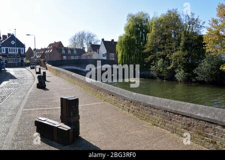 Vue sur le quai en direction de Fye Bridge, l'un des plus anciens ponts de Norwich. Les balles sculptées représentent la cargaison des péniches qui autrefois ancrées ici Banque D'Images