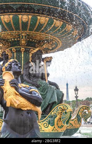 Détail de l'une des célèbres fontaines de Paris, la Fontaine des Mers dorée de la place de la Concorde avec la Tour Eiffel en arrière-plan - Paris, France Banque D'Images