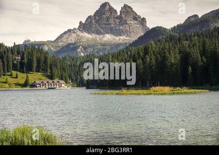Situé dans la province de Belluno et accessible à partir de Alta Pusteria et Cortina d'Ampezzo, le lac Meurina Meurinasee est une destination populaire dans Banque D'Images