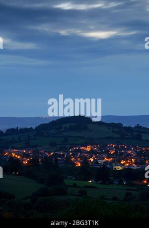 Le marché de Gloucestershire de Stroud se niche dans la campagne anglaise au crépuscule, le soir ou la nuit. Banque D'Images