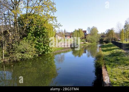 La rivière Wensum à Norwich, en regardant du pont de St Crispin vers New Mills. Banque D'Images