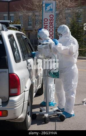 Campobasso, région de Molise, Italie:deux médecins en costume de protection vérifient un patient avant d'entrer dans la salle d'urgence de l'hôpital Cardarelli en C Banque D'Images