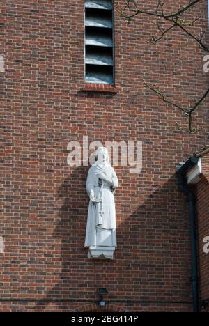 Brique années 1960 Architecture de l'église Eglise catholique de Saint Bernadette, 160 long Lane, Hillingdon, Uxbridge UB10 0EH par T. G. B. Scott Banque D'Images