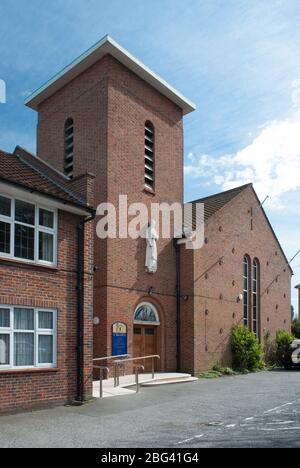 Brique années 1960 Architecture de l'église Eglise catholique de Saint Bernadette, 160 long Lane, Hillingdon, Uxbridge UB10 0EH par T. G. B. Scott Banque D'Images