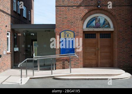 Brique années 1960 Architecture de l'église Eglise catholique de Saint Bernadette, 160 long Lane, Hillingdon, Uxbridge UB10 0EH par T. G. B. Scott Banque D'Images