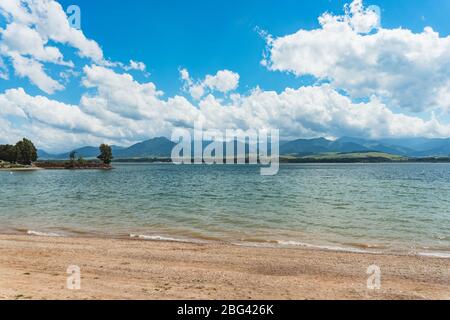 lac en montagne. Journée nuageux au printemps. Magnifique paysage de hautes montagnes tatra, paysage de Liptovska Mara, Slovaquie Banque D'Images