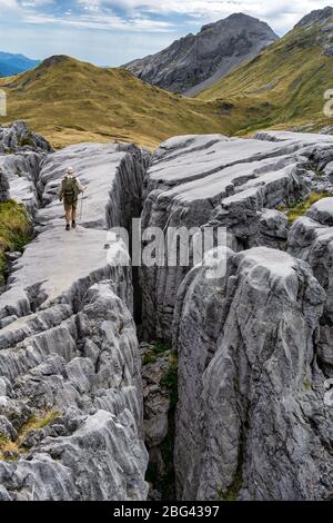 Homme randonnée sur le karst calcaire, Mt Owen, Kahurangi National Park, South Island, Nouvelle-Zélande Banque D'Images