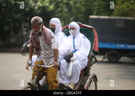 Dhaka, Bangladesh. 20 avril 2020. On a vu les gens porter des EPI comme une mesure préventive pour réduire la propagation du nouveau coronavirus (CoVid-19). (Photo de M. Rakibul Hasan/Pacific Press) crédit: Agence de presse du Pacifique/Alay Live News Banque D'Images