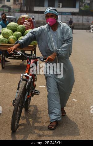 Dhaka, Bangladesh. 20 avril 2020. Un homme porte des EPI comme un acte de précaution pour être sûr d'être infecté par CoVid-19. (Photo de M. Rakibul Hasan/Pacific Press) crédit: Agence de presse du Pacifique/Alay Live News Banque D'Images