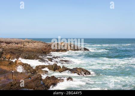 Vue sur l'océan avec des rochers en premier plan d'Yzerfontein sur la côte ouest de l'Afrique du Sud. Banque D'Images