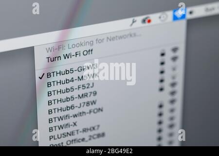 Gros plan sur le menu déroulant des réseaux wifi locaux sur un écran d'ordinateur Banque D'Images