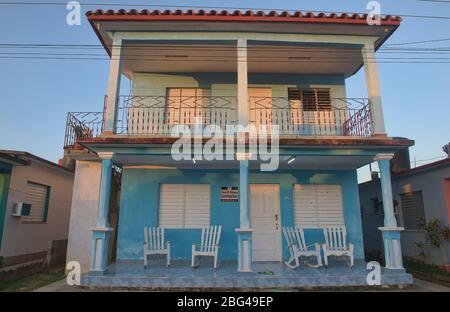 Maison d'accueil traditionnelle casa particulier avec chaises à bascule à Viñales, Cuba Banque D'Images