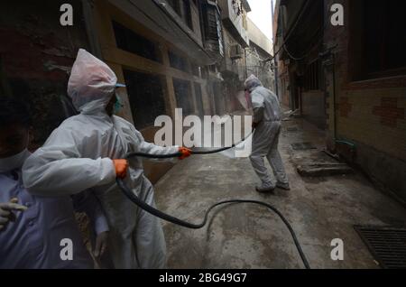 Peshawar, Pakistan. 18 avril 2020. (4/18/2020) Services d'eau et d'assainissement le personnel de Peshawar qui effectue un spray désinfectant dans la région de Ghar Ghanta après le deuxième cas positif de Corona signalé à Muhalla Tandoran. (Photo de Hussain Ali/Pacific Press/Sipa USA) crédit: SIPA USA/Alay Live News Banque D'Images