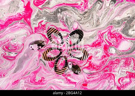 peinture abstraite avec des bougles dans des peintures acryliques roses et argent Banque D'Images
