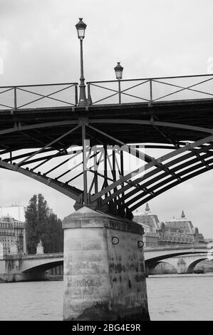 Photo en noir et blanc du pont piétonnier Pont des Arts, ochez la Seine dans le centre de Paris, en France Banque D'Images