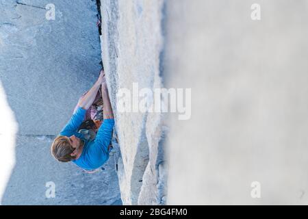 Grimpez en avant en grimpant dans les virages sur le nez, Yosemite, Capitan Banque D'Images