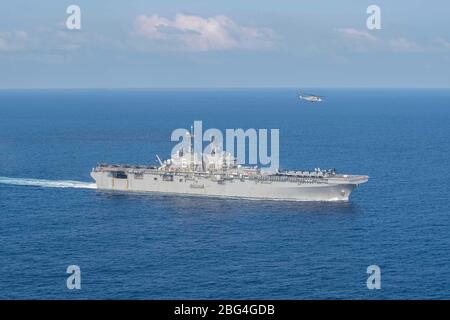 Un hélicoptère Super Stallion CH-53 E de la marine américaine décollera du pont de vol du navire d'assaut amphibie phare de la classe américaine USS America lors d'une patrouille de routine le 20 avril 2020 en mer de Chine méridionale. Banque D'Images