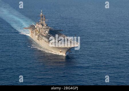 Le navire d'assaut amphibie de la marine américaine, navire amiral USS America, lors d'une patrouille de routine le 20 avril 2020 en mer de Chine méridionale. Banque D'Images