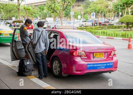 BANGKOK, THAÏLANDE - 14 DÉCEMBRE 2018 : deux jeunes hommes s'entendent sur un trajet en taxi Banque D'Images