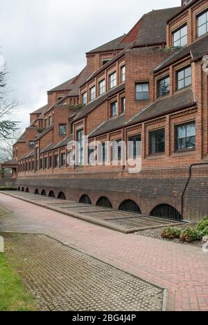 Années 1970 Architecture néo-vernaculaire briques rouges formes Hillingdon Civic Center, High Street, Uxbridge UB8 1UW par Andrew Derbyshire Banque D'Images