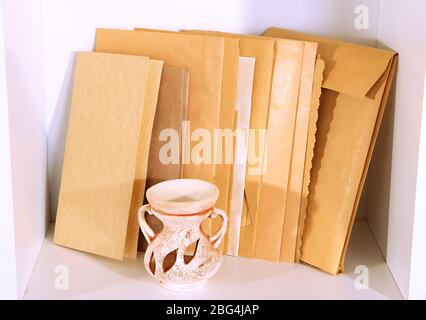 Livres sur étagères blanches Banque D'Images