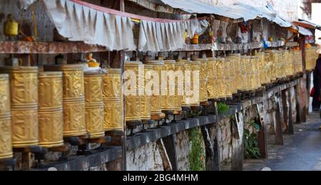 Les rouages de prière autour du palais du Potala à Lhassa / Tibet Banque D'Images
