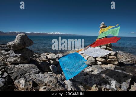 Drapeaux de prière au lac Namtso au Tibet Banque D'Images