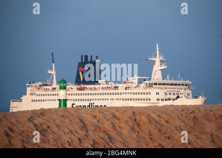 Un ferry qui approche Rostock en Allemagne Banque D'Images