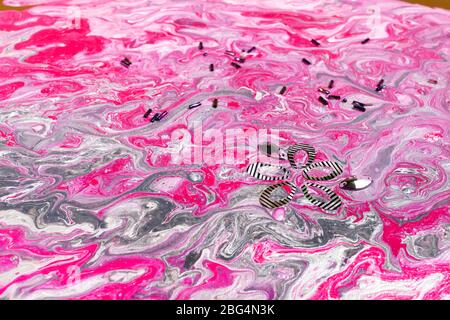 surface de peinture abstraite avec des peintures acryliques roses et argent fluilantes décorées de bougles Banque D'Images
