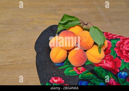 Abricots mûrs. Abricots frais sur la table Banque D'Images