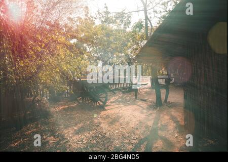 Le soleil ravive à travers le pays d'une simple, rustique et jusqu'à la cabane de base dans un village dans le nord de la Thaïlande Asie une voiture traditionnelle de style thaïlandais en bois Banque D'Images