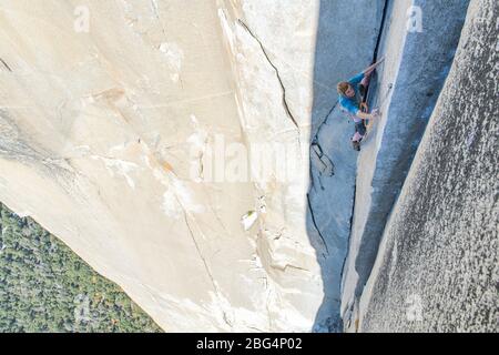 Escalade de roche, escalade du rocher tout en menant l'escalade du nez sur El Capitan Banque D'Images