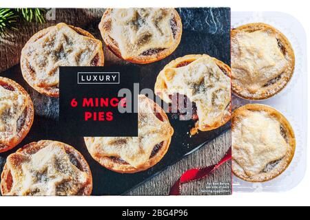 Box of Islande Luxury Mince Pies a ouvert pour afficher le contenu sur fond blanc Banque D'Images