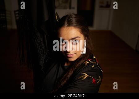 Jeune femme danse Flamenco sur noir Banque D'Images