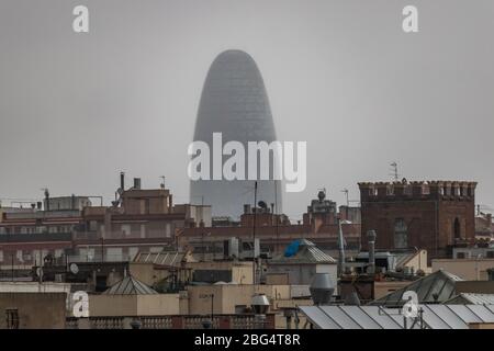 Barcelone, Espagne. 20 avril 2020. Tour Agbar à Barcelone entourée de brouillard et de nuages gris pendant le lockdow de Covid Banque D'Images